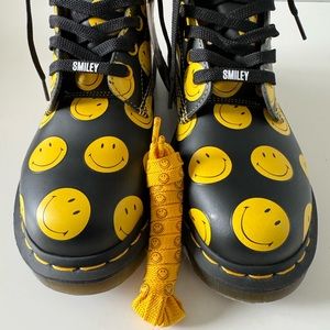 NWT! UNISEX 1460 SMILEY SMOOTH LEATHER LACE UP BOOTS